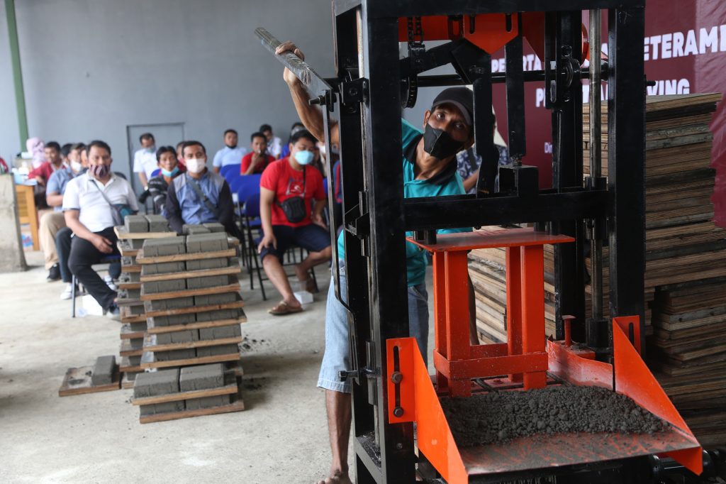 Pendapatan MBR pada Padat Karya Pembuatan Paving di Surabaya Capai Rp6-7 Juta per Bulan