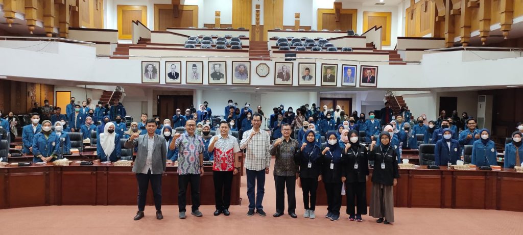 Di Sekolah Legislatif Mahasiwa Unair, Ketua DPRD Surabaya Tekankan Pentingnya Mendengar Suara Rakyat