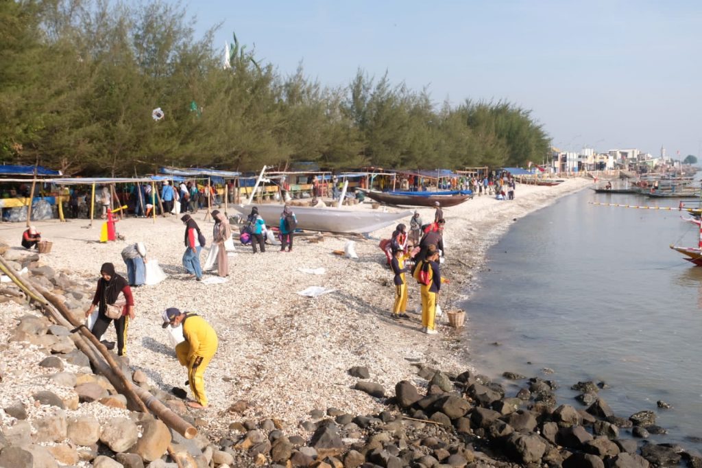 Peringati World Cleanup Day 2022, Pemkot Surabaya Bersihkan 1 Ton Sampah di Pantai Kenjeran