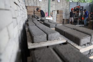 Bukan Ecek-ecek, Kualitas Paving Produksi MBR Surabaya untuk Jalan yang Dilintasi Mobil Besar