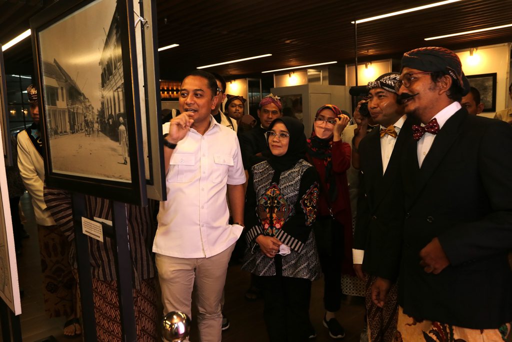 Pameran Foto “Surabaya Lintas Masa”, Wali Kota Eri Cahyadi: Bisa jadi Media Belajar Sekolah Kebangsaan