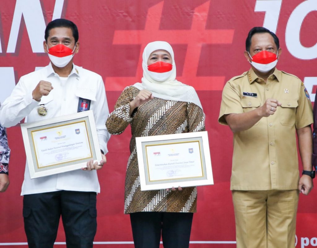 Jatim Terima Penghargaan Dari Kemendagri Berhasil Sukseskan Gerakan Nasional  Pembagian 10 Juta Bendera Merah Putih