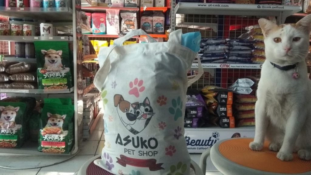 Dukung Program Pemkot Surabaya, Asuko Pet Shop Bagikan Tas Kain
