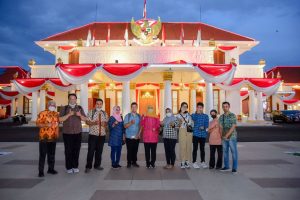 Gubernur Khofifah Ajak Penyandang Disabilitas Peserta Job Fair Nikmati Cantiknya Grahadi Malam Hari