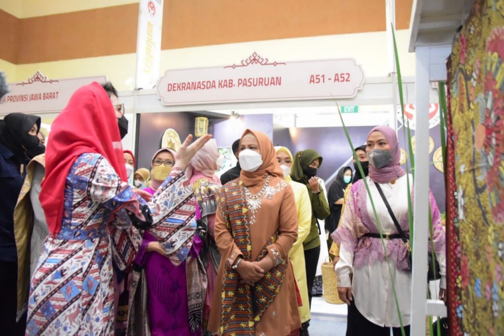 Arumi Bachsin Promosikan Batik dan Kerajinan Jawa Timur di hadapan Iriana Jokowi