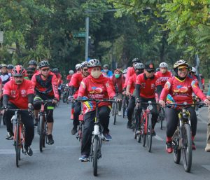 HUT Emas IKA Unair, Gubernur Gowes Bareng Dokter Jantung Se-Jatim dan Ribuan Masyarakat