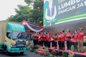 Gubernur Khofifah Berangkatkan Puluhan Truk untuk Operasi Pasar Lumbung Pangan Jatim di 25 Titik Pasar Sampling BPS