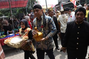 Di Sedekah Bumi Kampung Gadel, Wali Kota Eri Cahyadi Gelorakan Kembali Budaya “Arek”