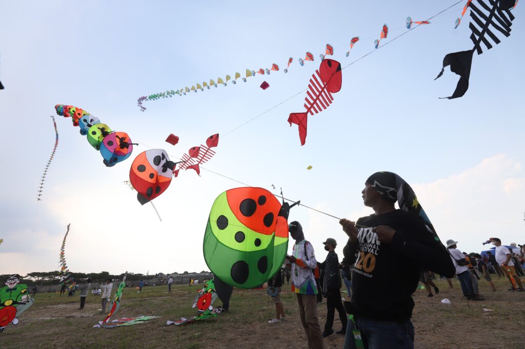 Sempat Terhenti di Hari Pertama Akibat Cuaca Buruk, Surabaya Kite Festival 2022 Kembali Digelar
