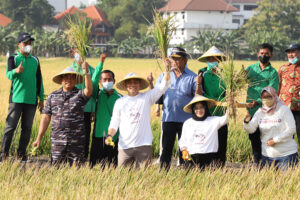 Kota Surabaya Sabet Penghargaan Peduli Ketahanan Pangan Tahun 2022