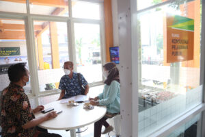 Pantau Kinerja Kelurahan Kecamatan, Walikota Eri Cahyadi Monitor Pelayanan Publik Lewat CCTV di Ruang Kerjanya