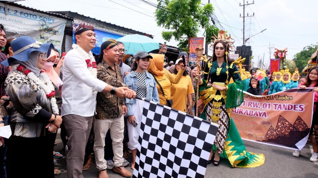 Ikut Pawai Bersih Desa di Tandes, Wali Kota Eri Cahyadi Jalan Kaki Sejauh 3 Kilometer