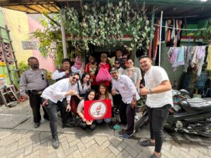 Bagikan Bunga dan Bingkisan Pada Keluarga TNI, Arek-Arek Suroboyo: Dirgahayu ke-77