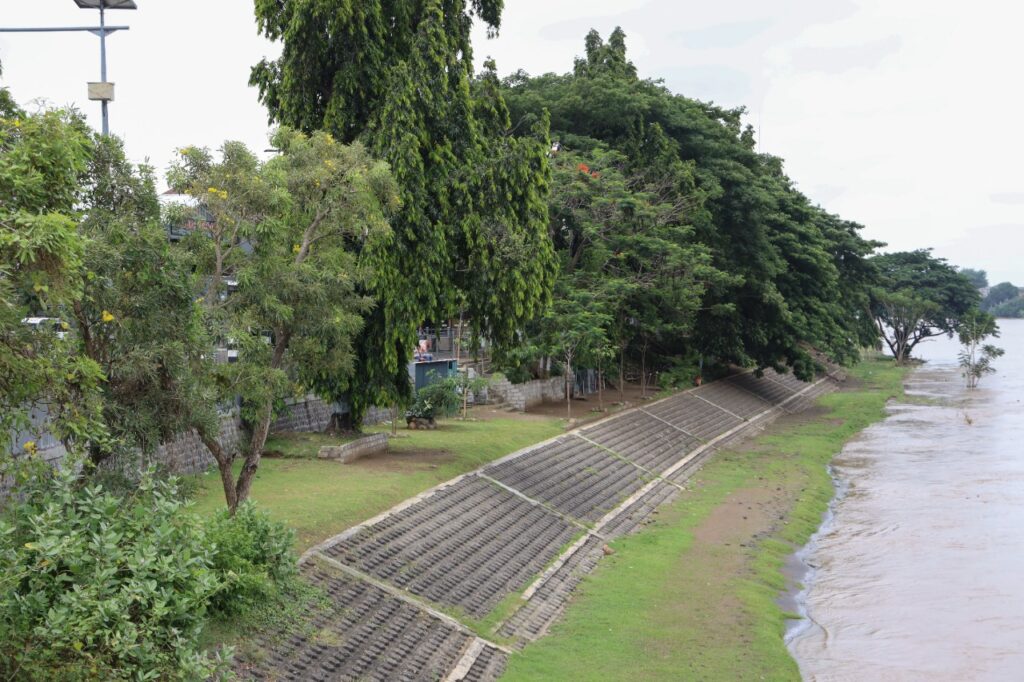 Debit Air Naik, Pedagang Pinggir Sungai Brantas di Kota Kediri Pilih Tutup Sementara