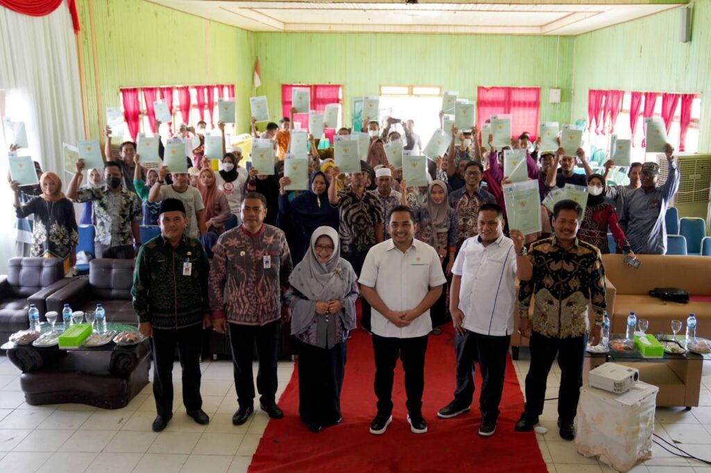 Kantor Pertanahan Tanbu Serahkan Sertifikat Program PTSL ke Beberapa Warga Desa di Kecamatan Kusan Hilir