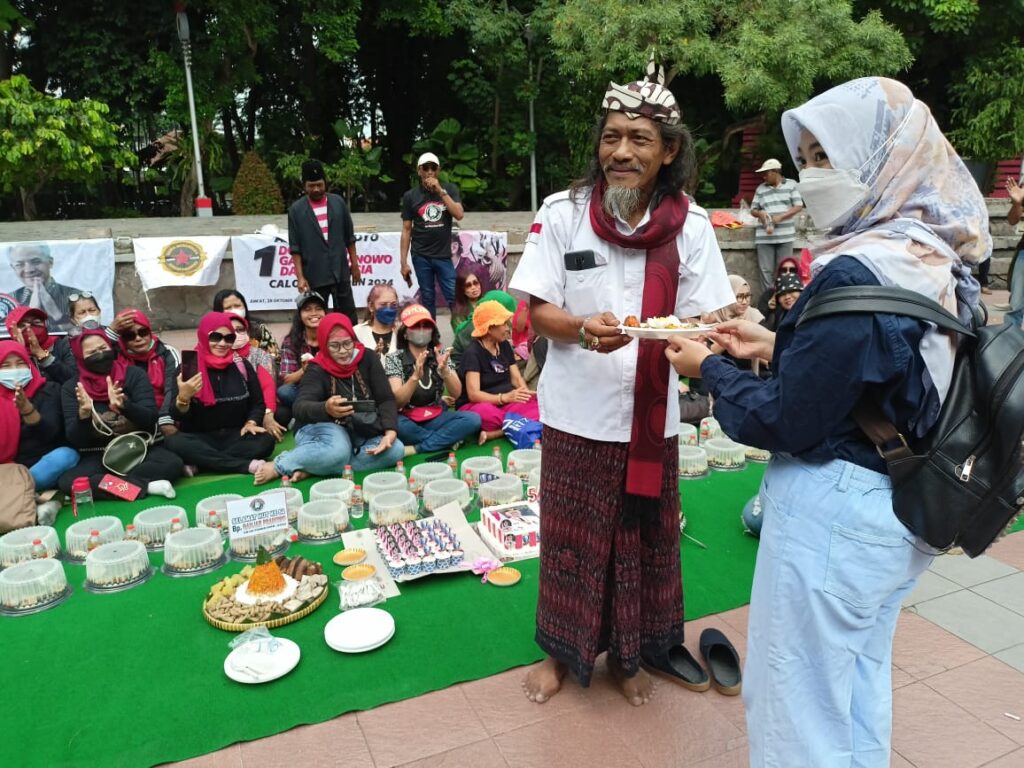 Peringati Ultah Ganjar Pranowo, Penggemarnya di Surabaya Sajikan 54 Tumpeng di Taman Bungkul