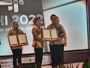 Untuk Kali Ketiga, Wali Kota Eri Cahyadi Raih Penghargaan Pemimpin Terpopuler di Media