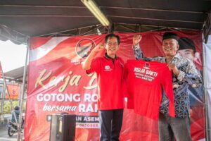 Kerja Bakti Kader Banteng, Adi Sutarwijono Disambati Perbaikan Balai RW dan Rumah Warga yang Jebol