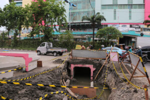 Ada Pembangunan Saluran di Depan Pasar Turi Baru, Arus Lalu Lintas di Jalan Dupak Diberlakukan Contra Flow