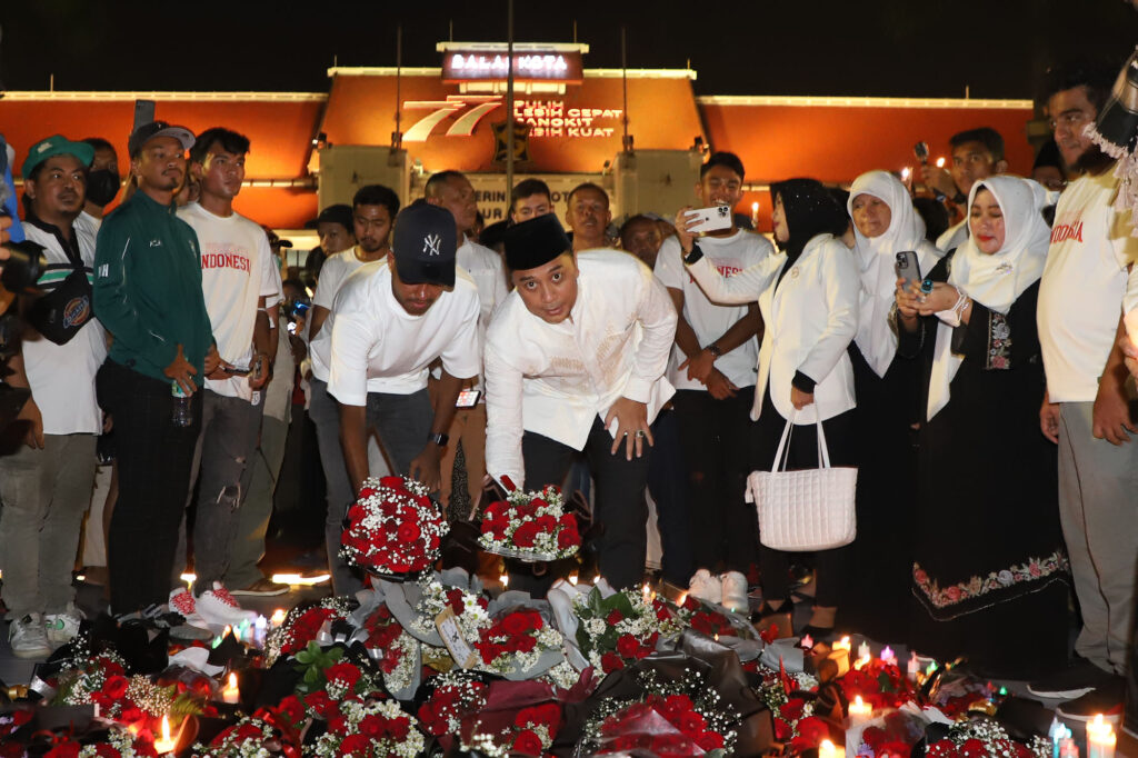 Dari Surabaya untuk Kanjuruhan, Wali Kota Eri Cahyadi Berdoa dan Nyalakan Lilin Bersama Ribuan Suporter