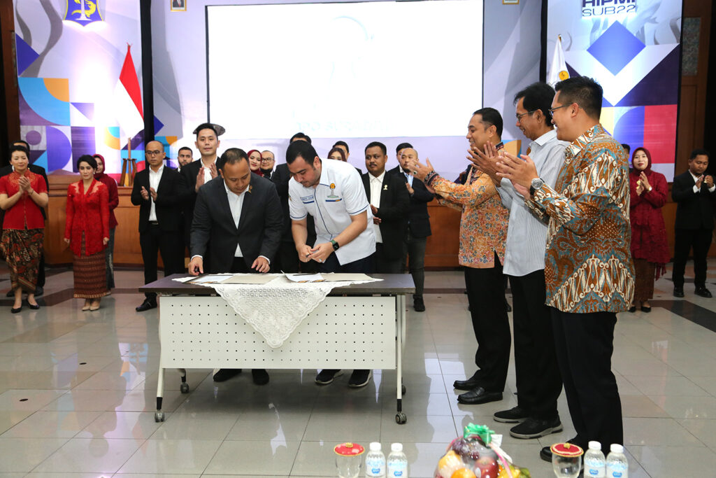 Lantik 165 Pengurus Baru HIPMI Surabaya 2022 – 2025, Wali Kota Eri Cahyadi: Sinergi Kita Bisa Lebih Kuat Lagi