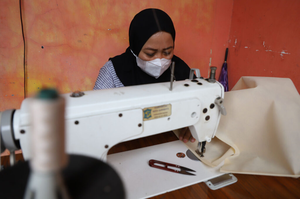Bersama Pemkot Surabaya, Ibu – Ibu Majelis Taklim Tingkatkan Ekonomi Keluarga Lewat UMKM Jahit dan Makanan