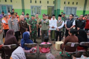 Dampingi Ka. BNPB Tinjau Banjir di Trenggalek, Sekdaprov Jatim Sampaikan Pemprov Jatim Telah Salurkan Bantuan