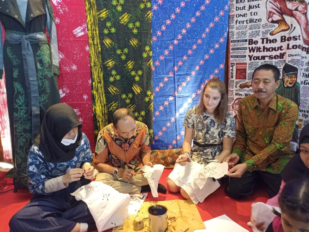 Hari Batik Nasional, Luminor Hotel Jemursari Surabaya Gandeng Smamda & Surya Gallery Batik