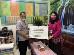 BEI Serahkan Bantuan CSR untuk SMA Luar Biasa Karya Mulia Surabaya