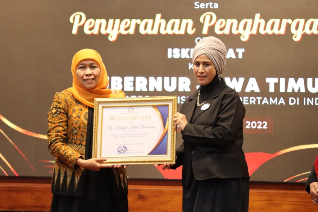 Gubernur Khofifah Terima Penghargaan sebagai Inisiator Komunikasi Digital Pertama di Indonesia