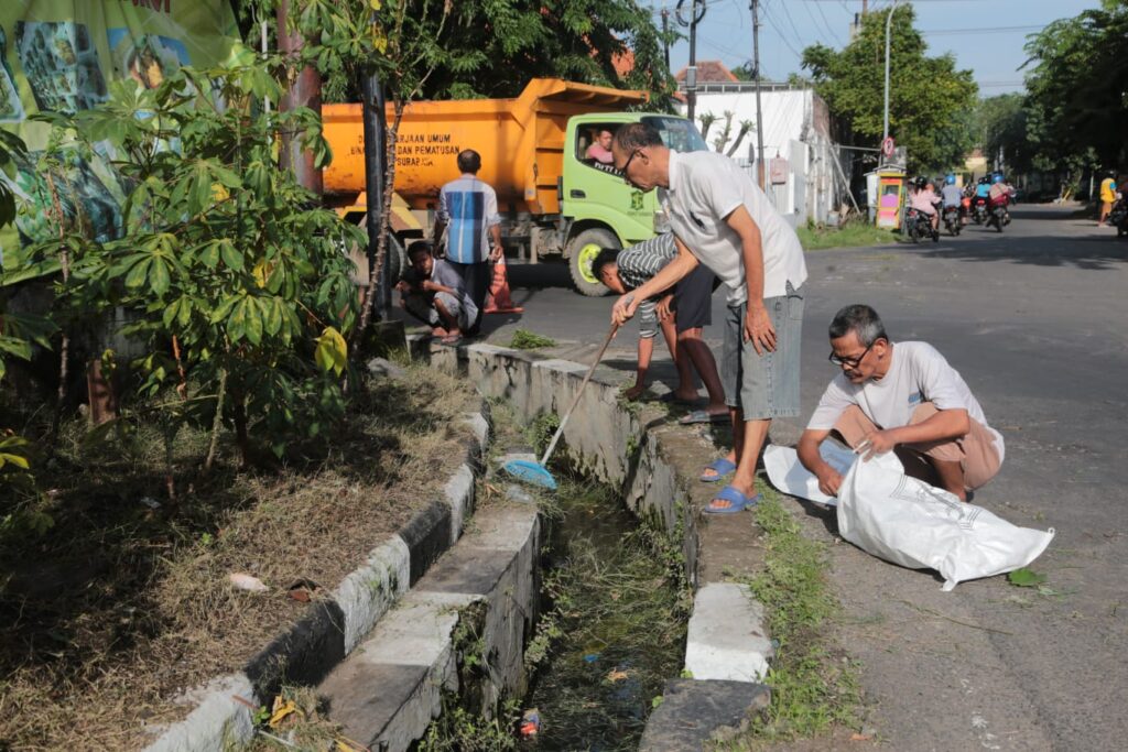 Pemkot Surabaya Terjunkan 20 Dump Truck Dukung Pengangkutan Sampah Hasil Kerja Bakti Warga