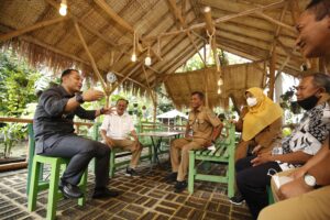 Kunjungi Juara Umum Proklim 2022, Wali Kota Eri Cahyadi Serahkan Penghargaan Kepada RW