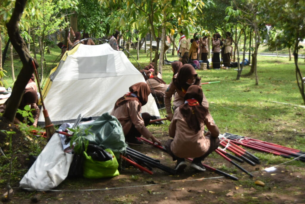 Kemah di Hutan Kota Balas Klumprik, Dinkes Surabaya Beri Wawasan Kesehatan Pramuka