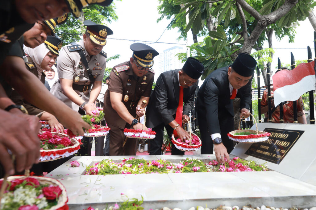 Tabur Bunga di Makam Pahlawan, Wali Kota Eri Ajak Masyarakat Tumbuhkan Semangat Kepahlawanan