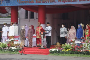 Upacara Peringatan Hari Guru Nasional 2022, Wali Kota Eri Cahyadi Ingatkan Tak Boleh Didik Siswa dengan Kekerasan