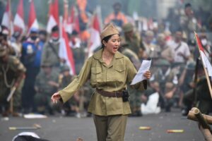 Parade Surabaya Juang, Artis Olivia Zalianty Tampil di Teatrikal Perang 10 November 1945