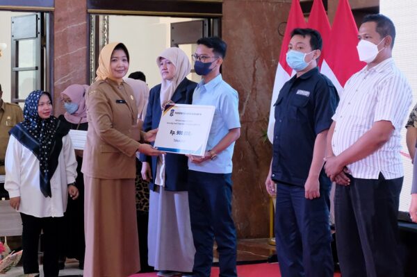 Warga Miskin dan Buruh Pabrik Rokok Surabaya Diguyur BLT dan Modal Usaha dari DBHCHT