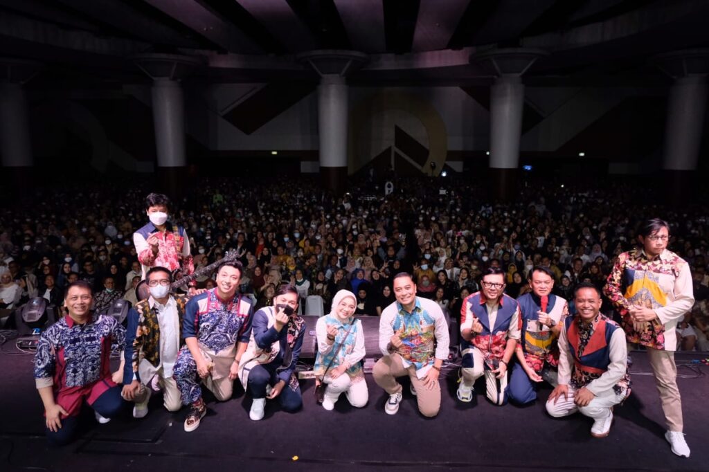Konser Musik Spontanz Festival Pecah, Artis Ibu Kota Performance Gunakan Batik Surabaya