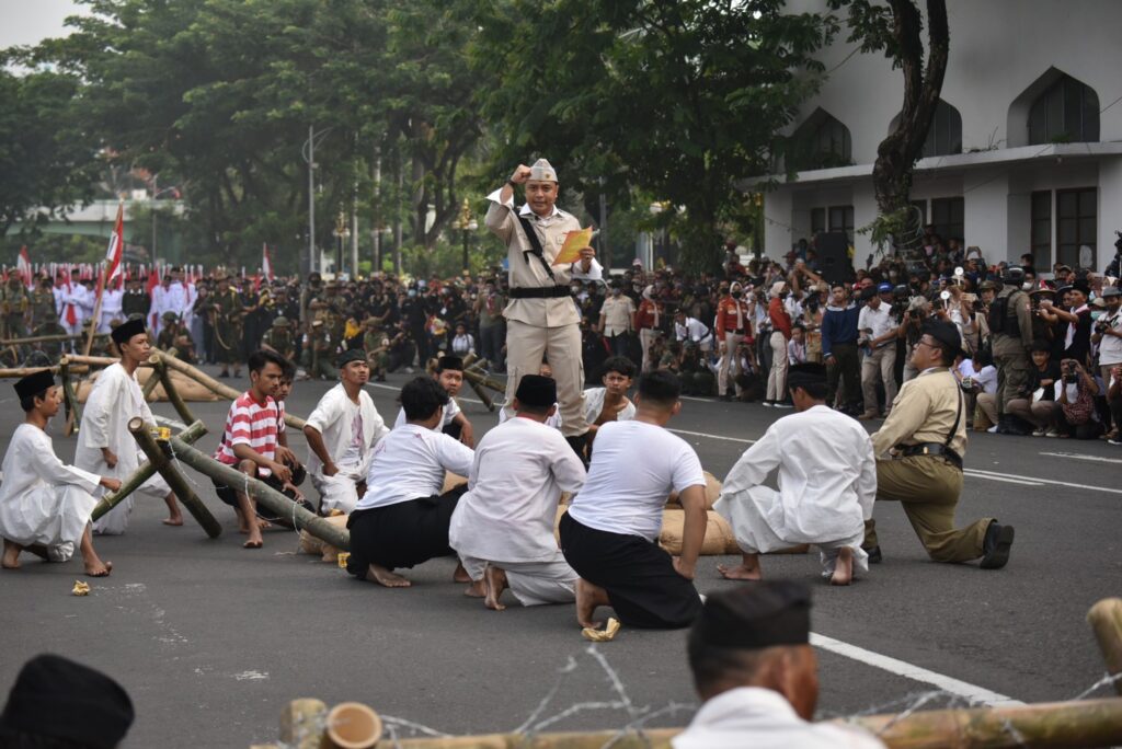 Teatrikal Parade Surabaya Juang, Wali Kota Eri Cahyadi Kobarkan Semangat Pertempuran!