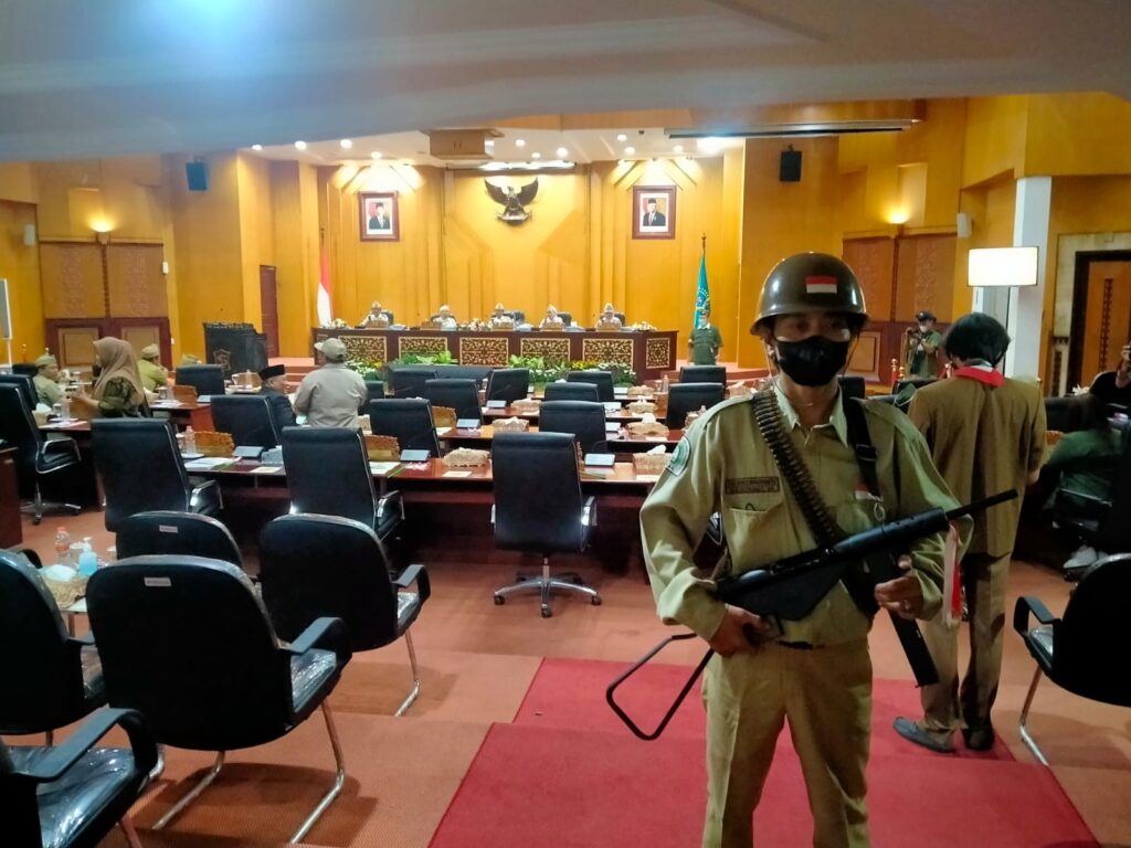 Rapat Paripurna DPRD Surabaya Dijaga Tentara Pejuang, Ada Apa?