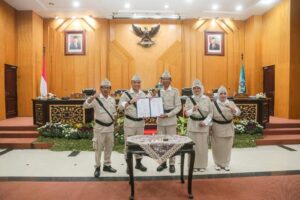 Lagu Kebyar-Kebyar dan Padamu Negeri Iringi DPRD Surabaya dan Wali Kota Eri Cahyadi Sahkan APBD 2023