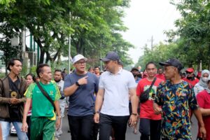 PKL di Sekitar Masjid Al-Akbar Direlokasi ke Pasar Rakyat Jambangan, Wali Kota Eri Ramaikan dengan Jalan Sehat