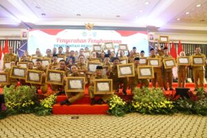 Tujuh Tahun Berhasil Pertahankan Opini WTP, Pemprov Jatim Terima Penghargaan dari Menkeu RI