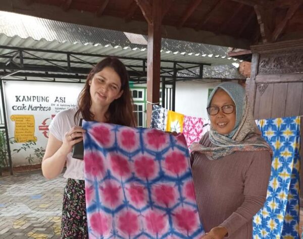 Wisatawan Mancanegera dan Mahasiswa Asing Belajar Membatik di Sejumlah Padat Karya Surabaya