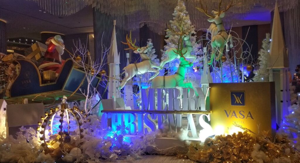Rayakan Festive Lebih Awal, Vasa Hotel Surabaya Hadirkan North Pole Di area Lobi