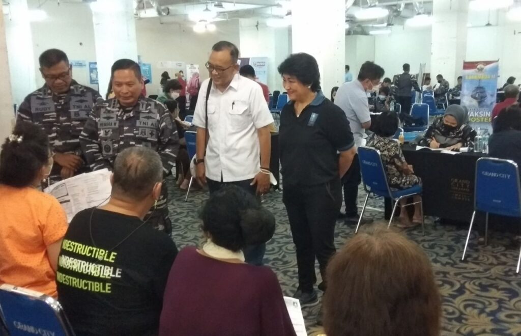 Lansia Surabaya, Antusinasi Ikuti Vaksinasi Booster Dua Yang Digelar TNI AL Koarmada II dan Persos Hwa Ind
