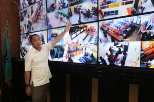 Pantau Layanan Publik Via CCTV, Wali Kota Eri Cahyadi Tegur Petugas Main HP hingga Bersandal Jepit