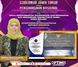 Beri Ruang Bagi Penyandang Disabilitas, Gubernur Khofifah Terima Penghargaan dari Kemenaker RI