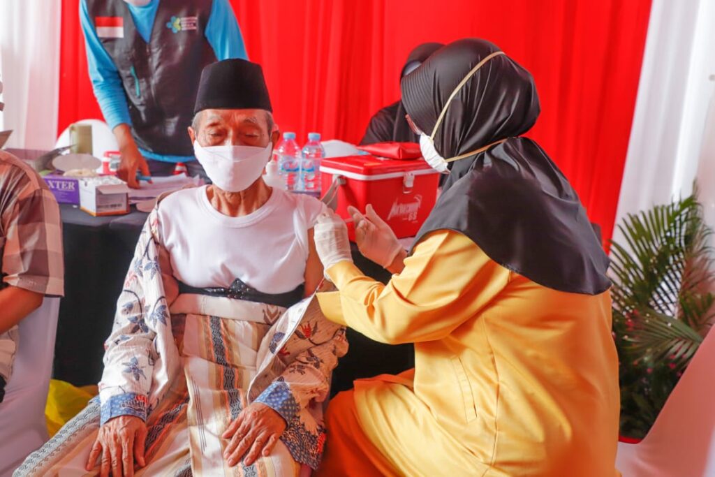 Gubernur Khofifah Dorong Vaksinasi Booster Dosis ke-2 Bagi Lansia Terus Dimaksimalkan