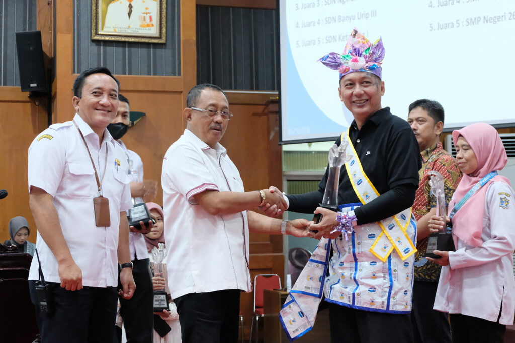 Wawali Armuji Serahkan 80 Penghargaan Terbaik dalam Awarding Surabaya Eco School